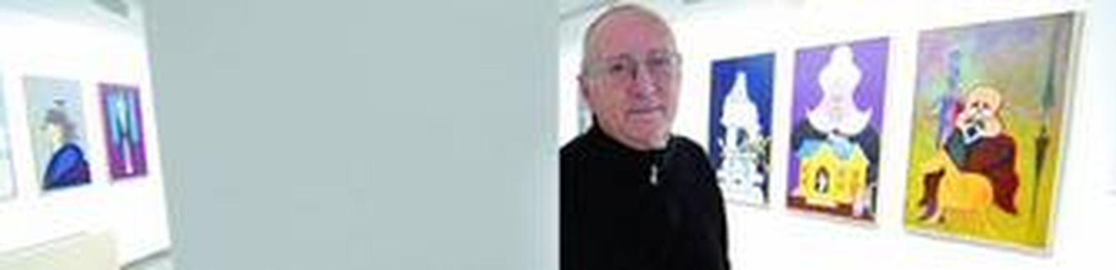 Vázquez de Sola posa, el día de la inauguración de la exposición, ofreciendo una panorámica de la obra en la Casa Molino Ángel Ganivet.