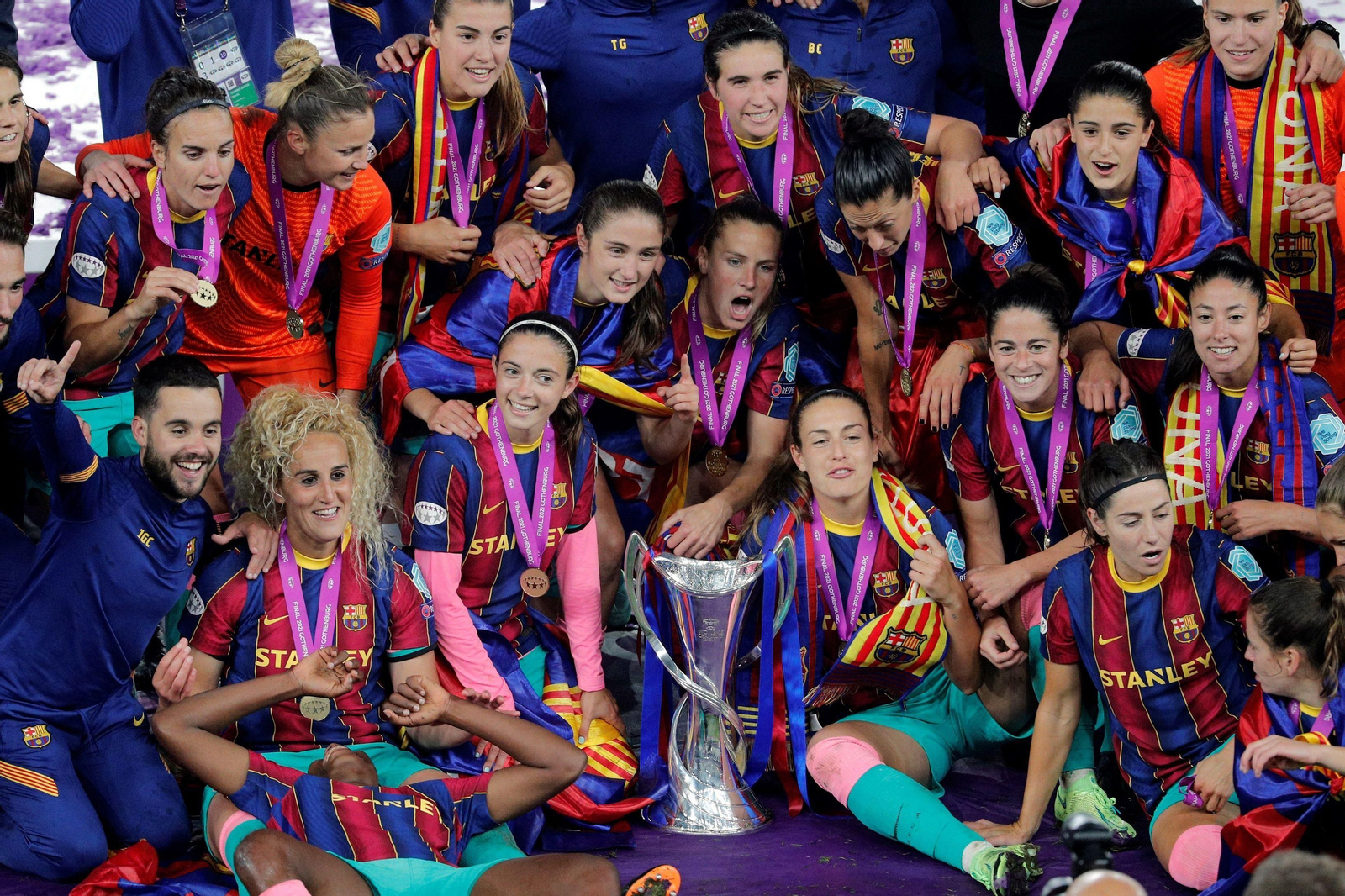 Las jugadoras del Barça celebran el título