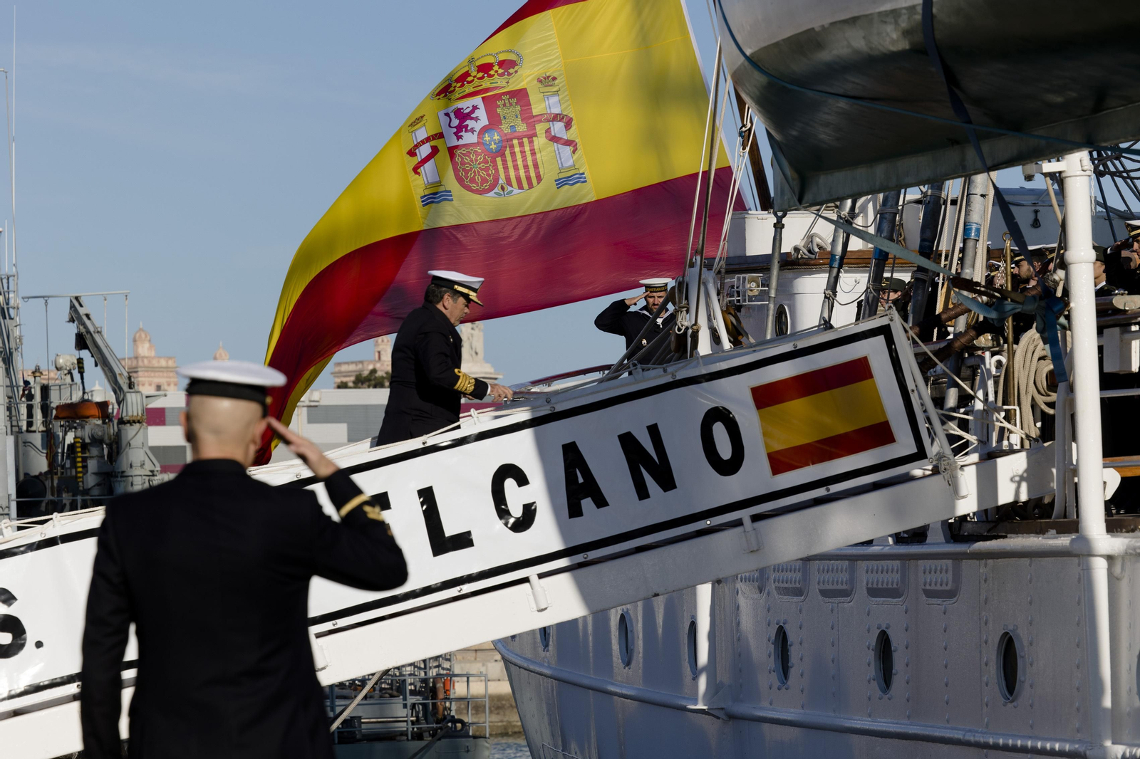 Las imágenes de la salida del buque  "Juan Sebastián de Elcano" del muelle de Cádiz.