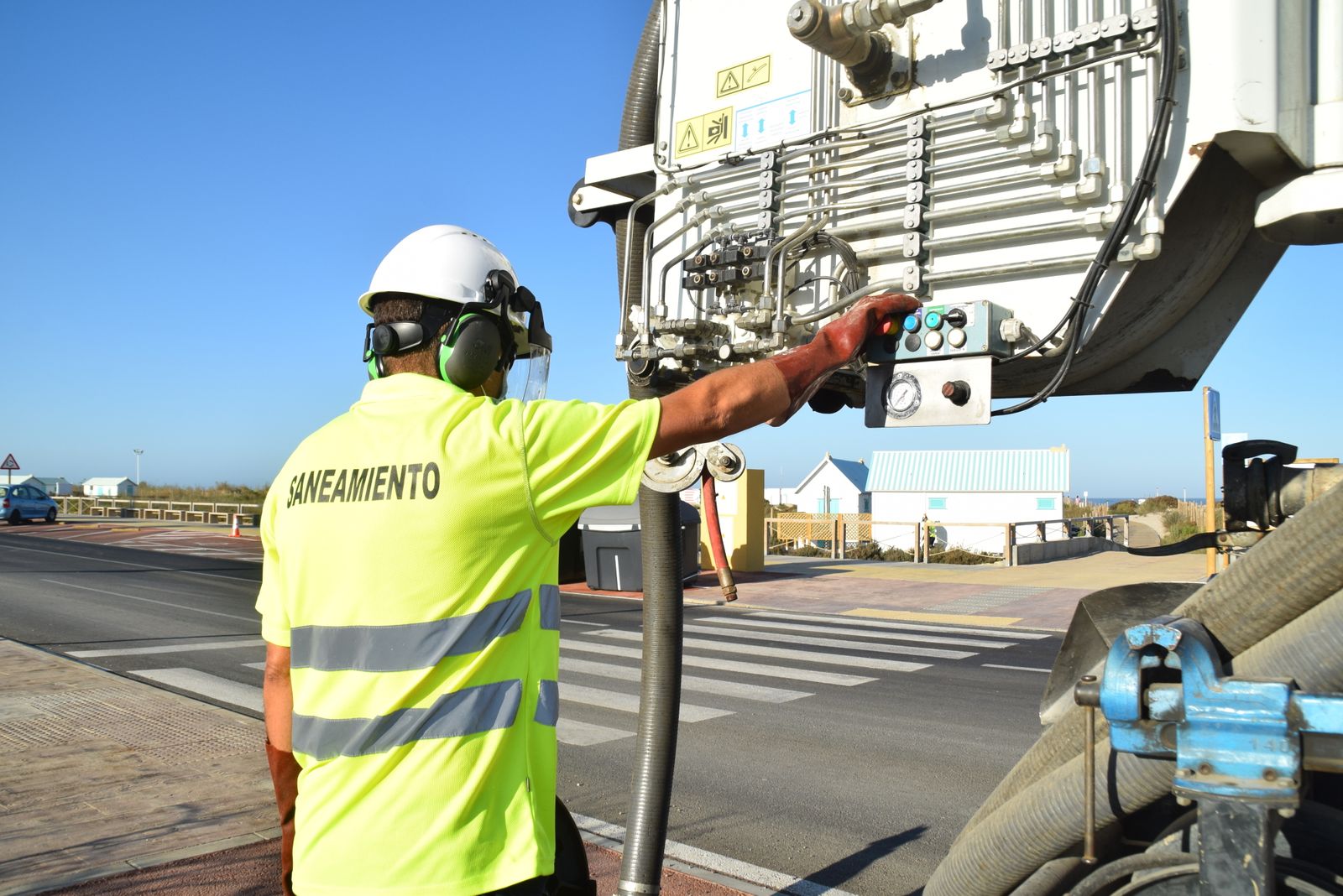 Labores de Hidralia de vaciado de las fosas sépticas en la playa de Camposoto.