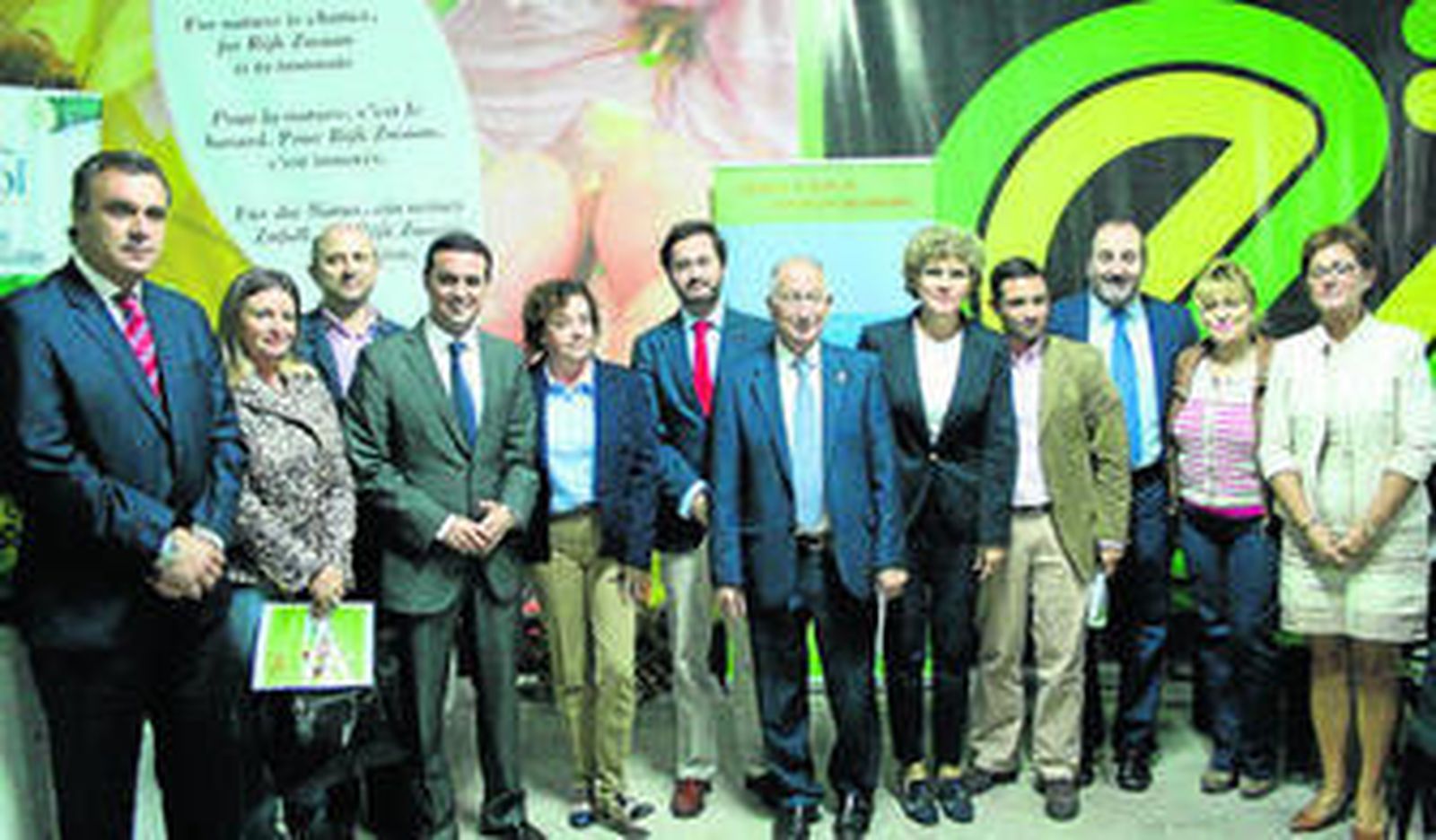 Lola Gómez (centro), junto a autoridades y representantes de TUI, en Clisol Agro.