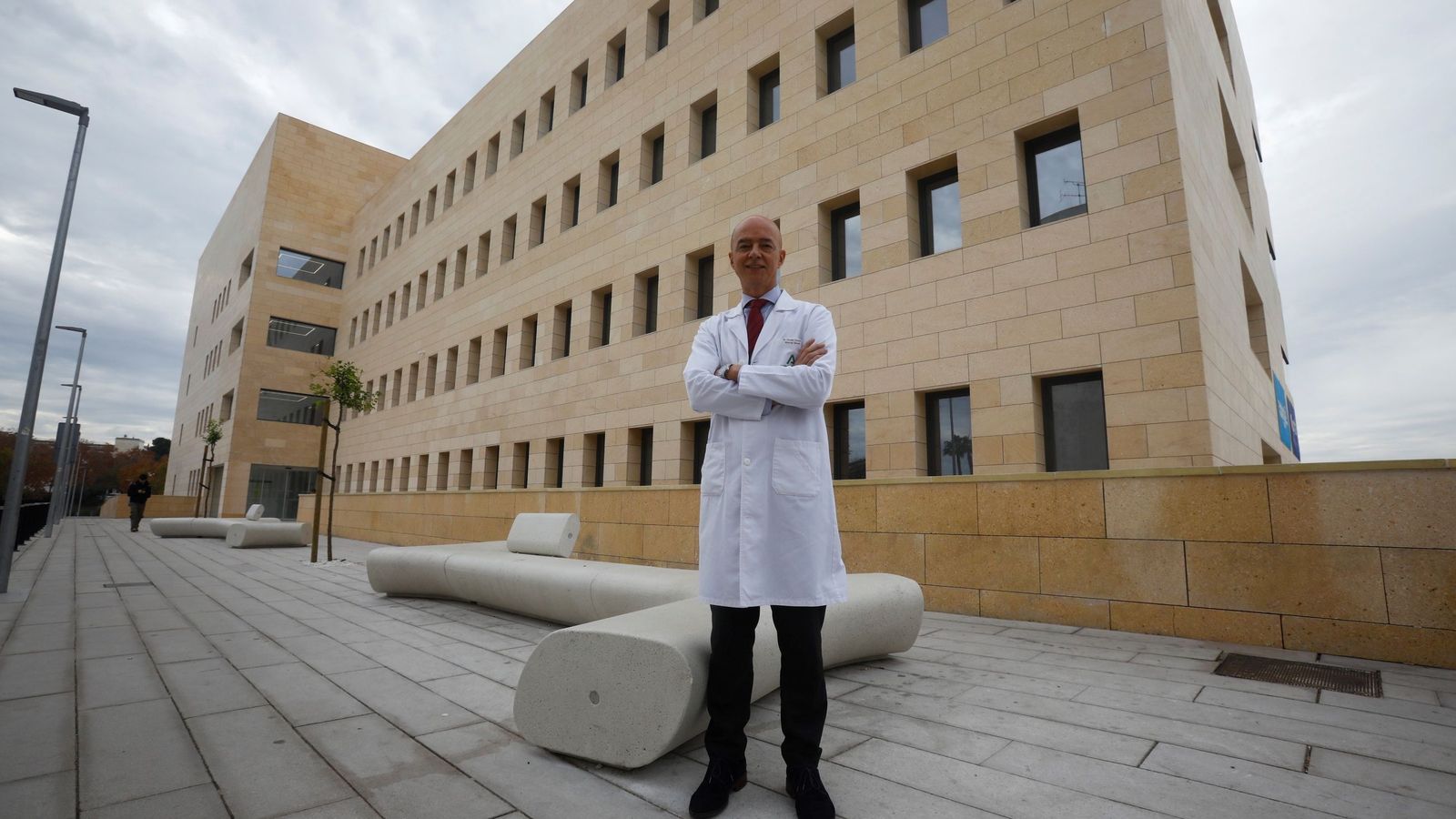 Francisco Triviño, en la nueva plaza creada junto al edificio de Consultas Externas del Materno-Infantil.