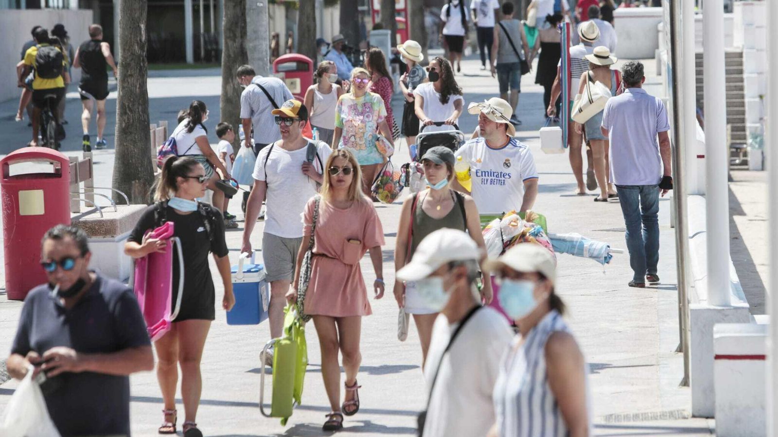 El paseo marítimo es la zona de la ciudad donde más personas van sin mascarilla.