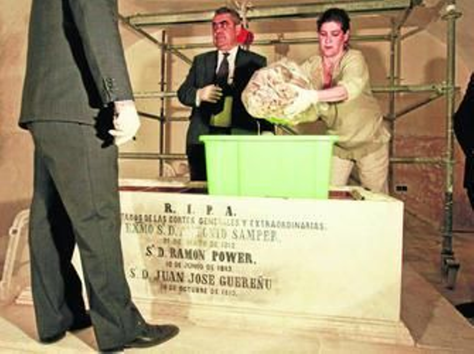 Personal técnico forense procede a colocar los restos óseos en envases especiales para su transporte a los laboratorios de la Facultad de Medicina.