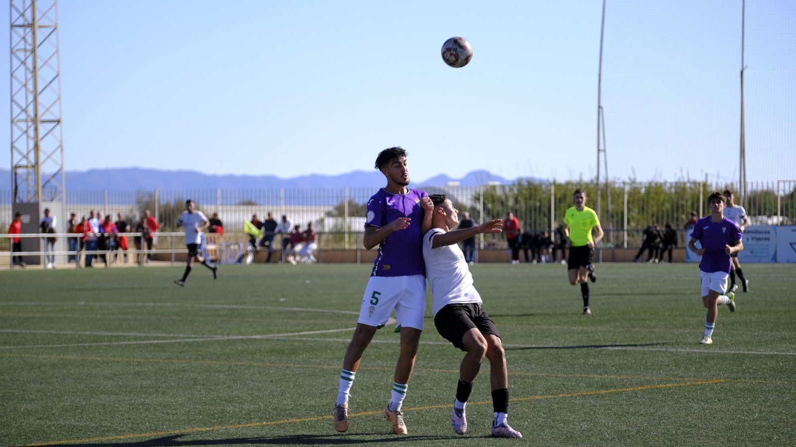 Un jugador del Córdoba disputa un balón durante un encuentro de la presente temporada.