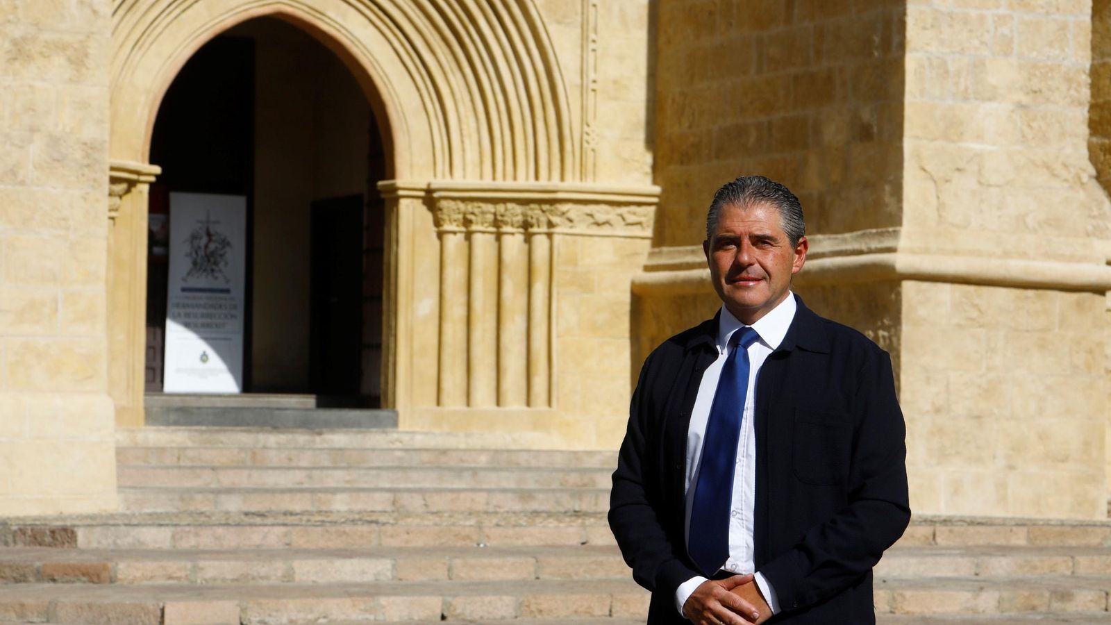 Manuel Murillo, ante la iglesia de Santa Marina. Manuel Murillo, ante la iglesia de Santa Marina.