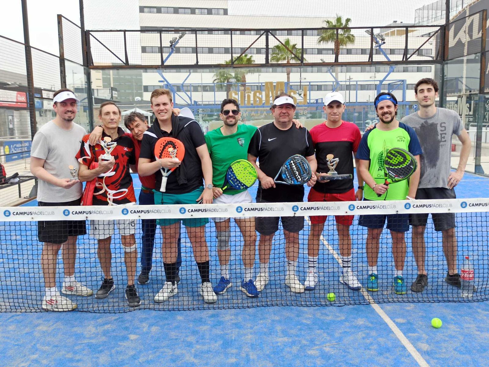 Algunos de los participantes en el torneo posan en la foto de familia