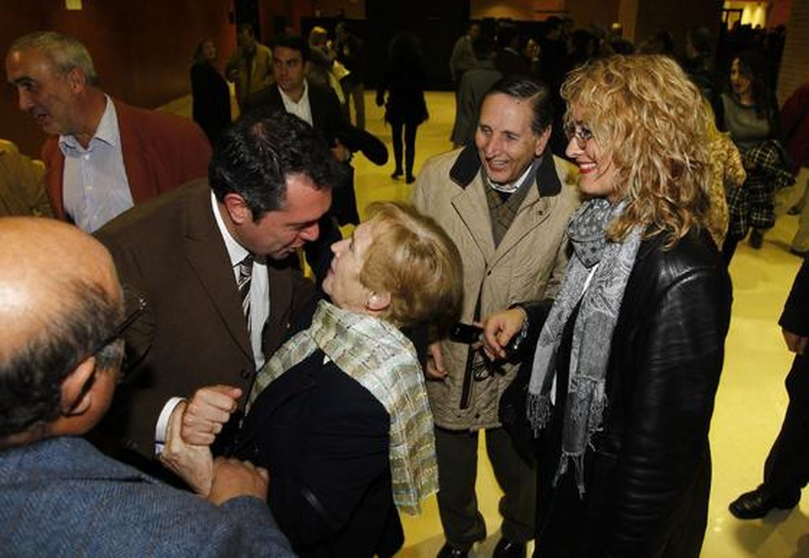 El catedrático de Psiquiatría, Jaime Rodríguez Sacristán y su mujer, Asunción Cascajo, saludan al candidato socialista antes del acto.

Foto: Antonio Pizarro