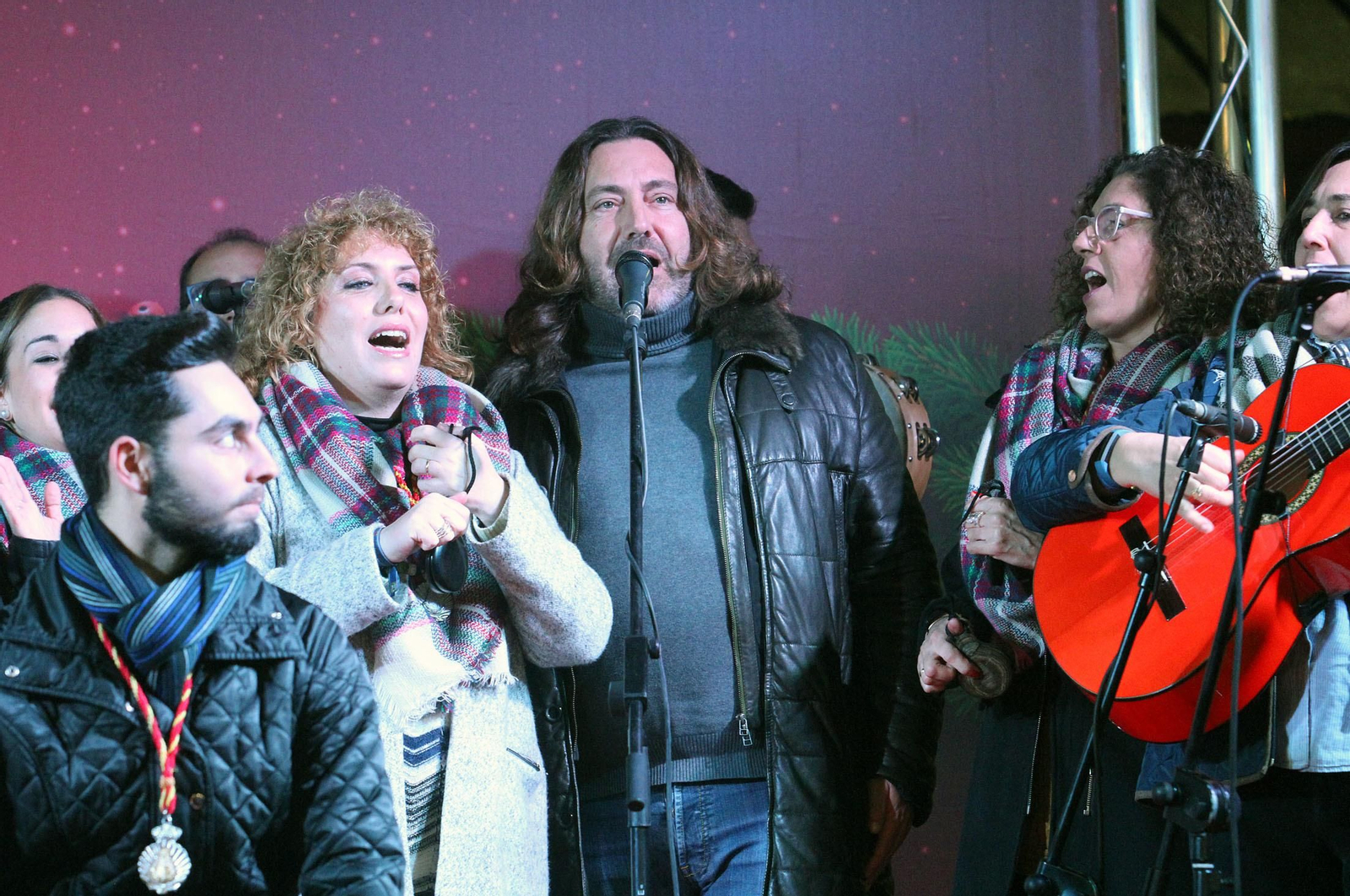 Pepe El Marismeño y el Coro de Emigrantes ponen voz al Cuentacuentos de Huelva Información, en imágenes