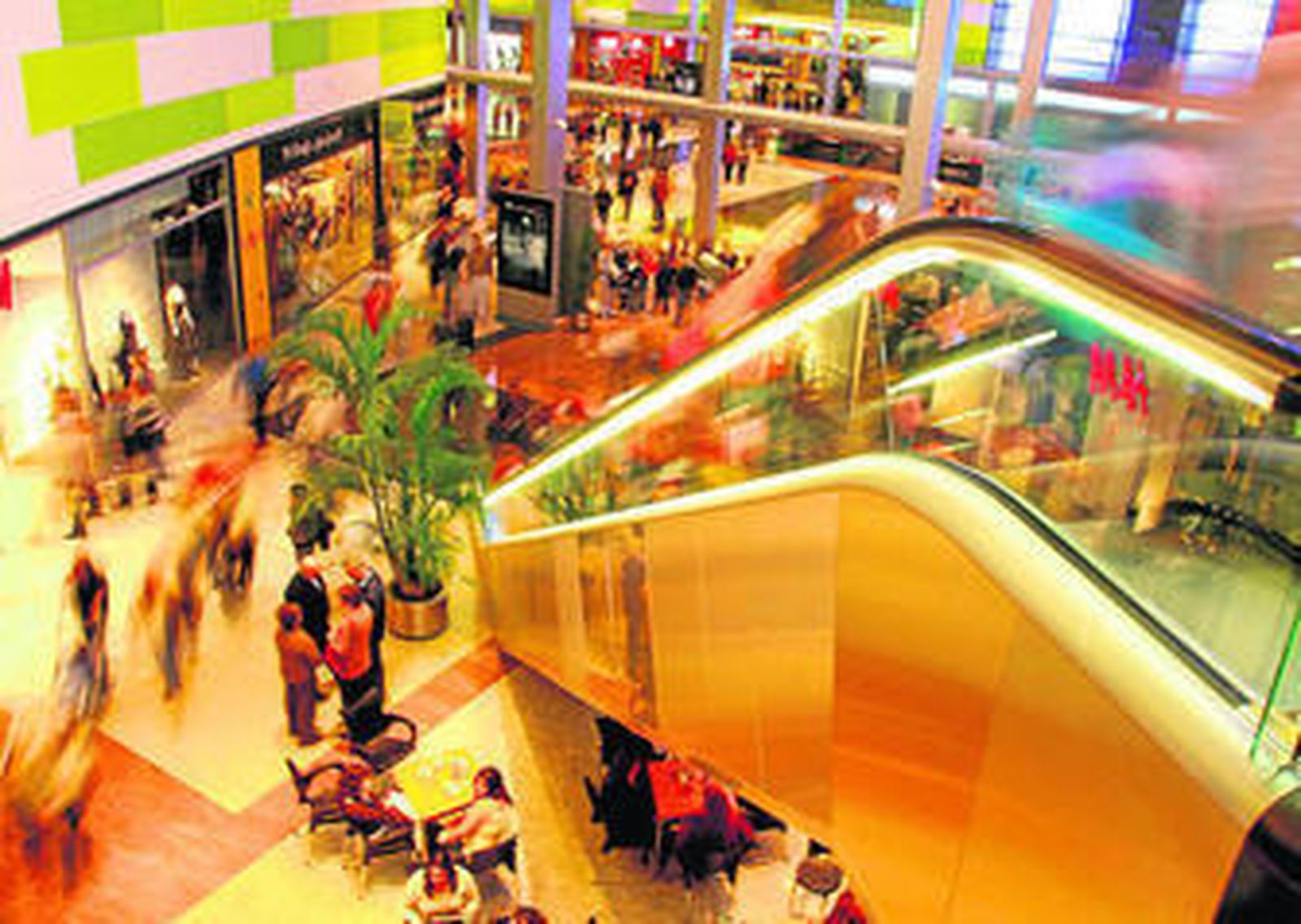 El interior del centro comercial Vialia.