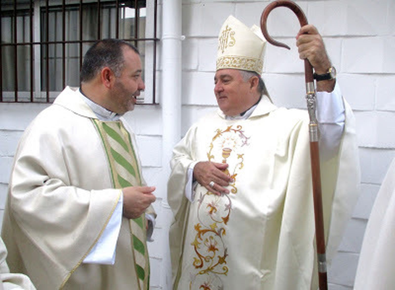 Morant Pons y el obispo Mazuelos, charlan durante la toma de posesión