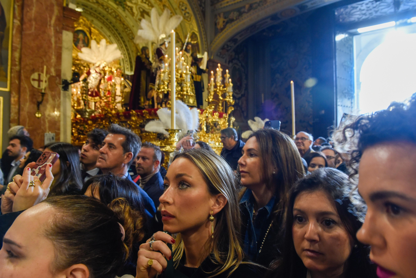 Las imágenes del ambiente en la Macarena y el Gran Poder el Jueves Santo en la Semana Santa de Sevilla 2024