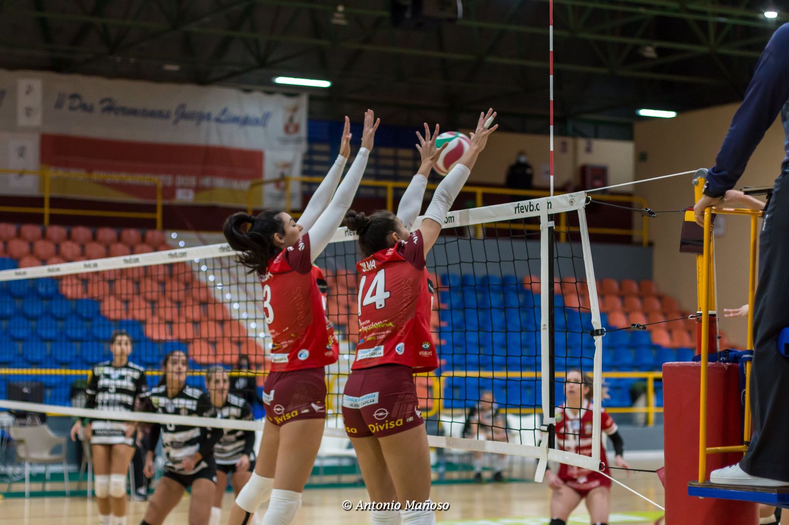 El doble bloqueo nazareno frena el ataque del AVG 2008.