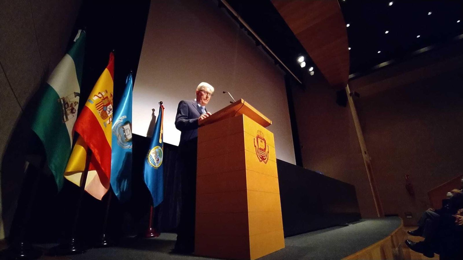 Francisco José González González, en el centro de congresos, durante su discurso de ingreso en la Academia de San Romualdo.