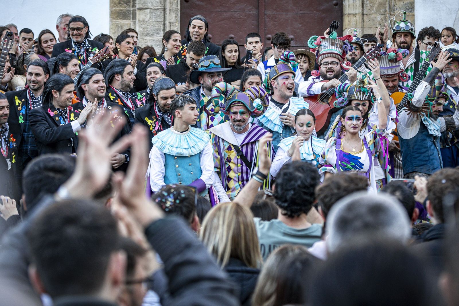 El multitudinario encuentro entre los dos primeros premios del Carnaval de Cádiz, en imágenes