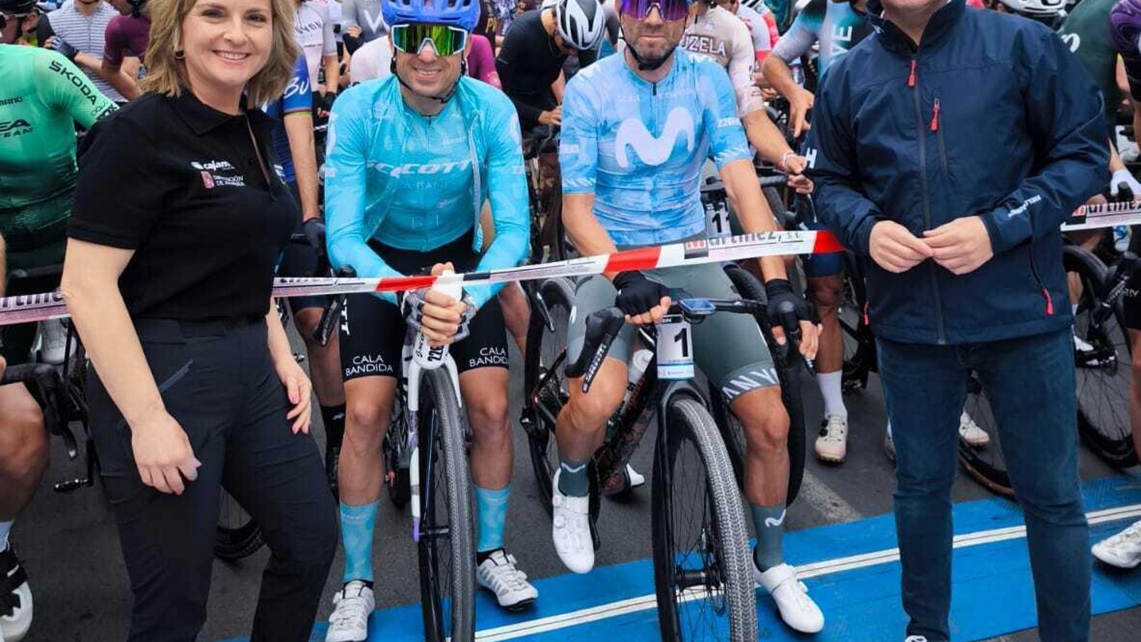 Alejandro Valverde junto a otros corredores antes de tomar la salida.