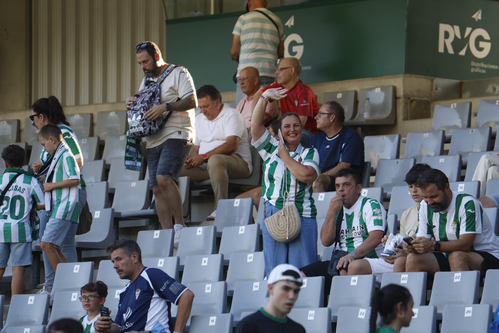 Las mejores fotos del ambiente en El Arcángel para el Córdoba CF - Real Betis
