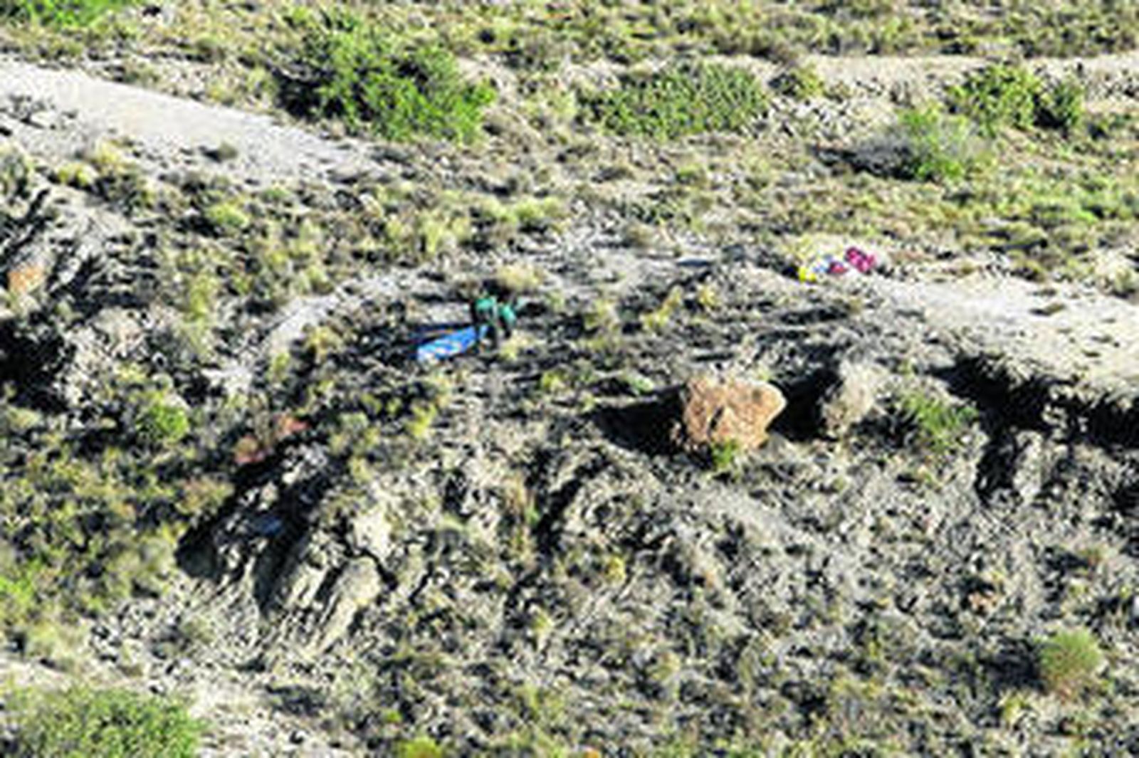 El cuerpo del fallecido cubierto por una manta antes de su extracción del paraje.
