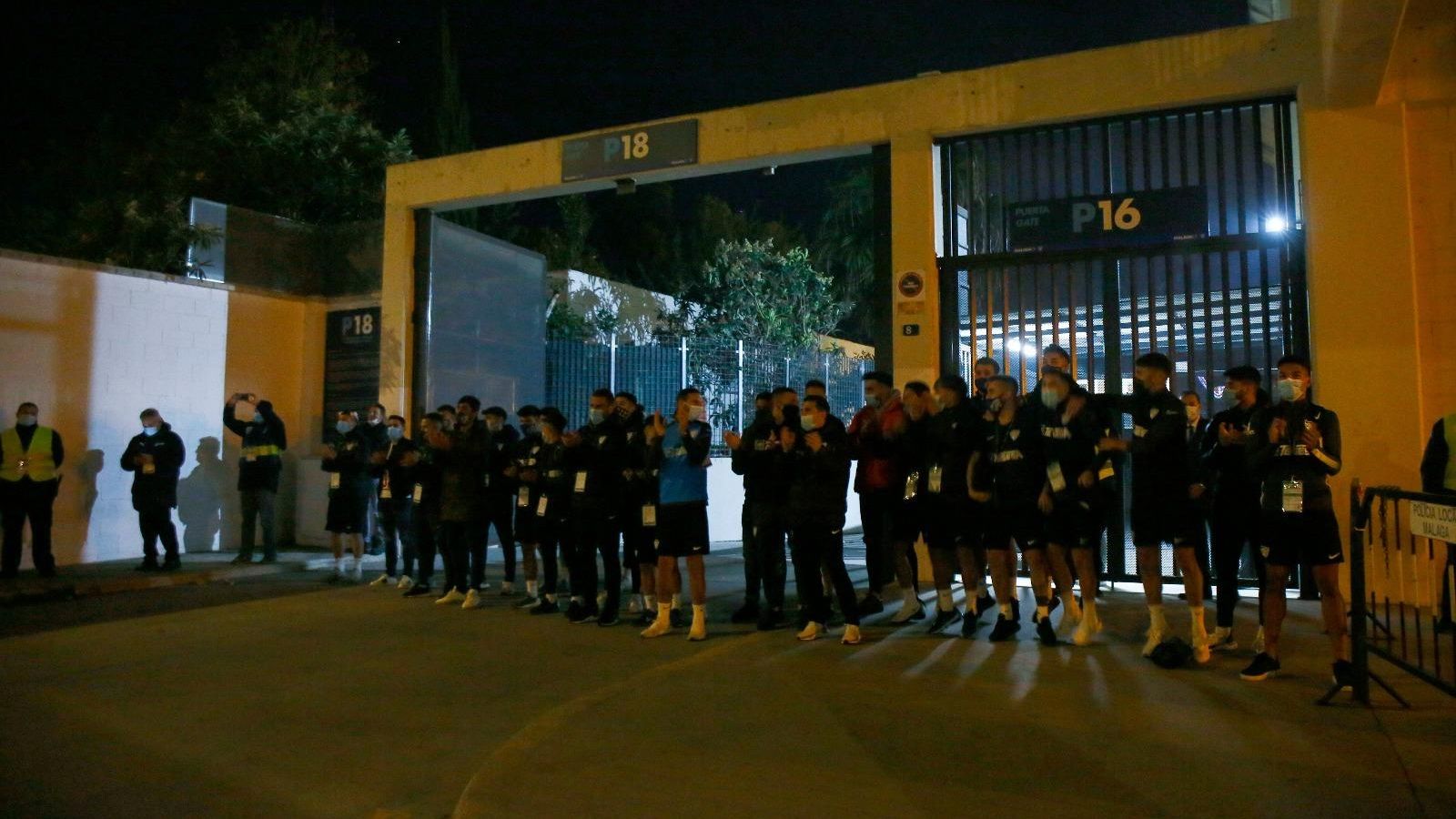 El equipo, en la puerta de La Rosaleda