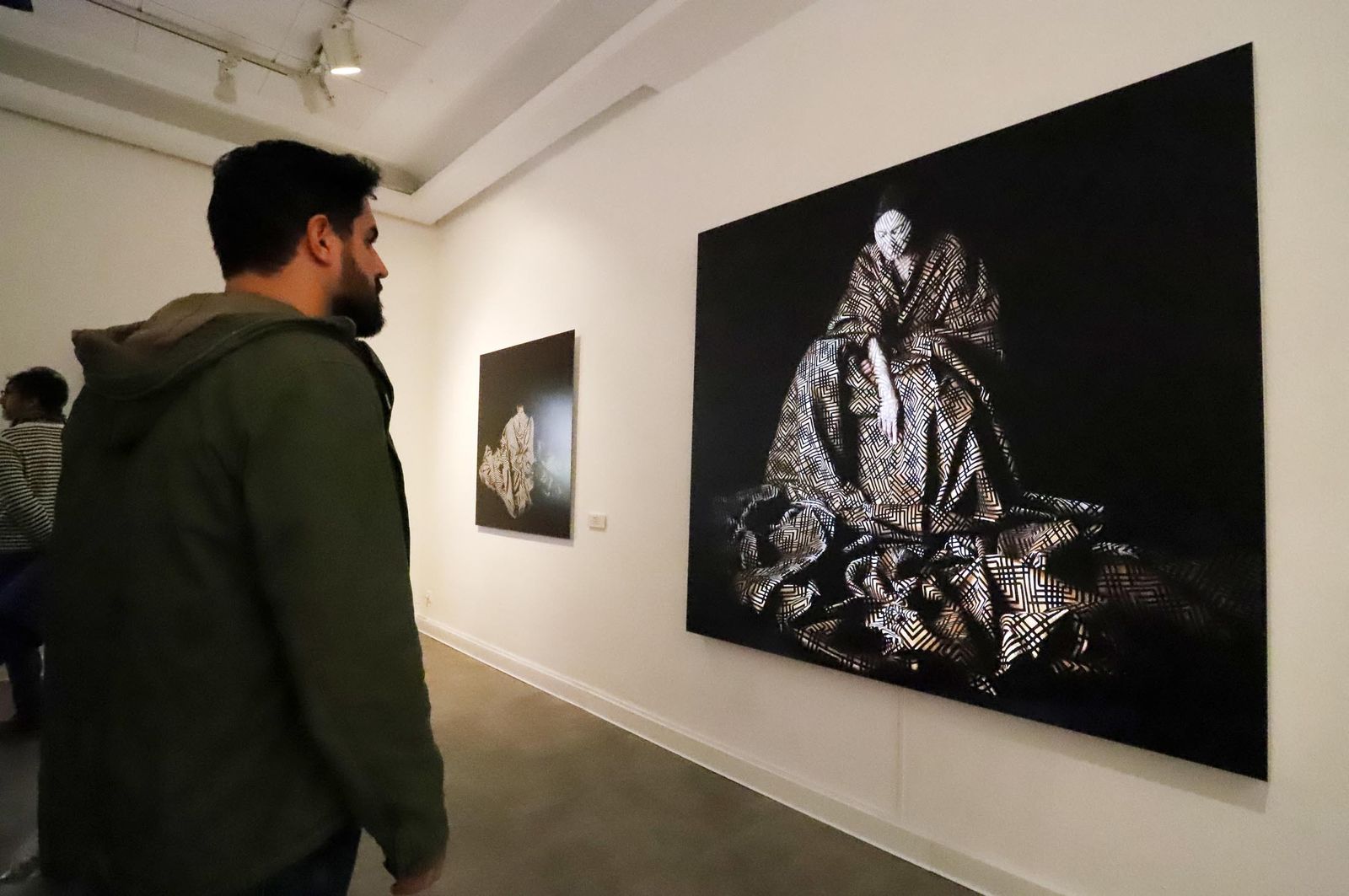 Imágenes de la exposición de Latitudes "Fotoperformances" de Cecilia Paredes