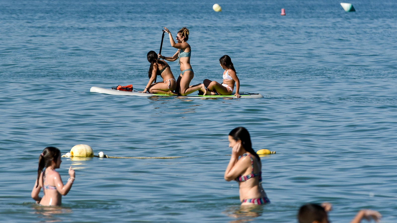 Fotos de la tarde en la playa del El Rinconcillo en plena ola de calor