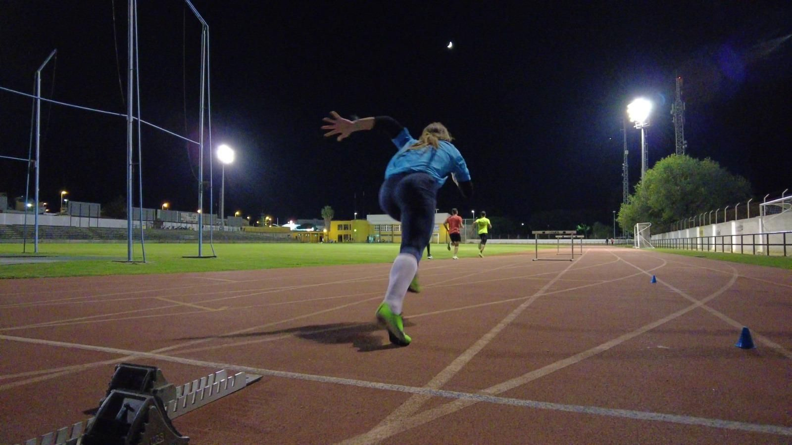 El Ayuntamiento prevé homologar la pista de atletismo de El Picacho como establece el Consejo Superior de Deportes.