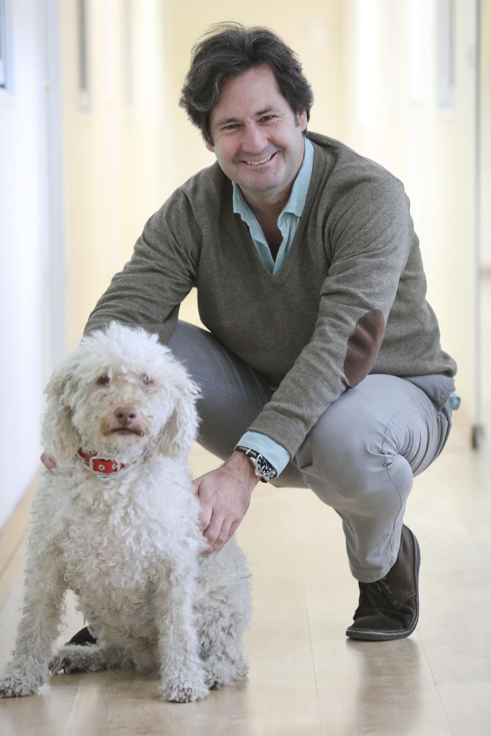 Rafael Martínez-Avial posa con el perro de un empleado en la sede de la empresa.