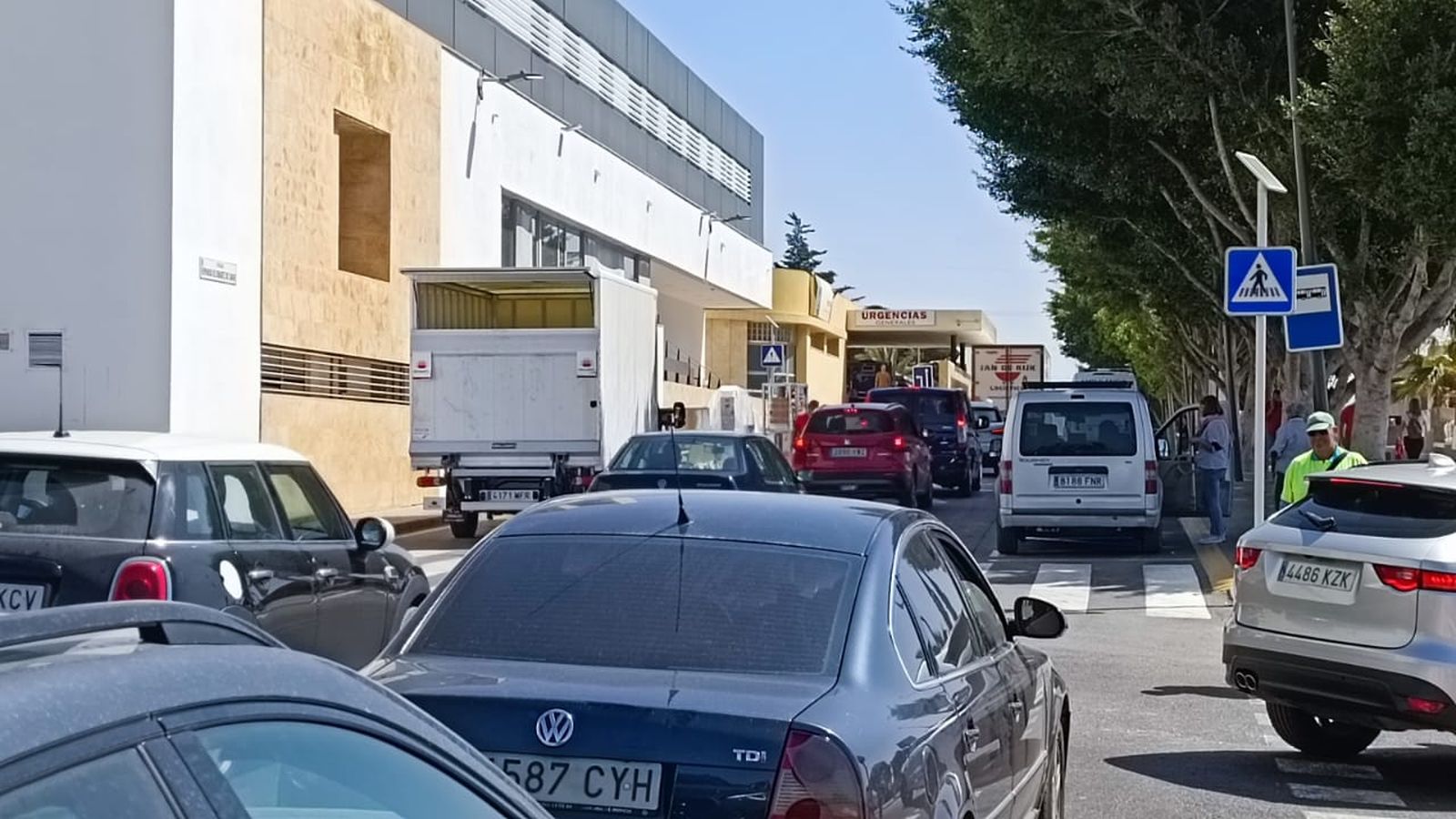 Colas en las inmediaciones del complejo hospitalario ante el déficit de plazas para estacionar los vehículos. Antes de las 10:00 horas todos los solares habilitados como aparcamiento ya están llenos.
