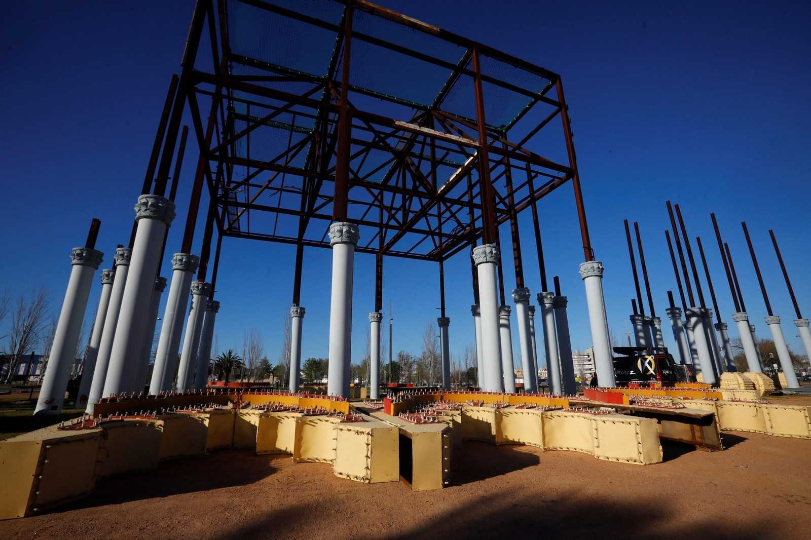 Cuenta atrás para la Feria de Córdoba 2025: las imágenes de la instalación de la portada