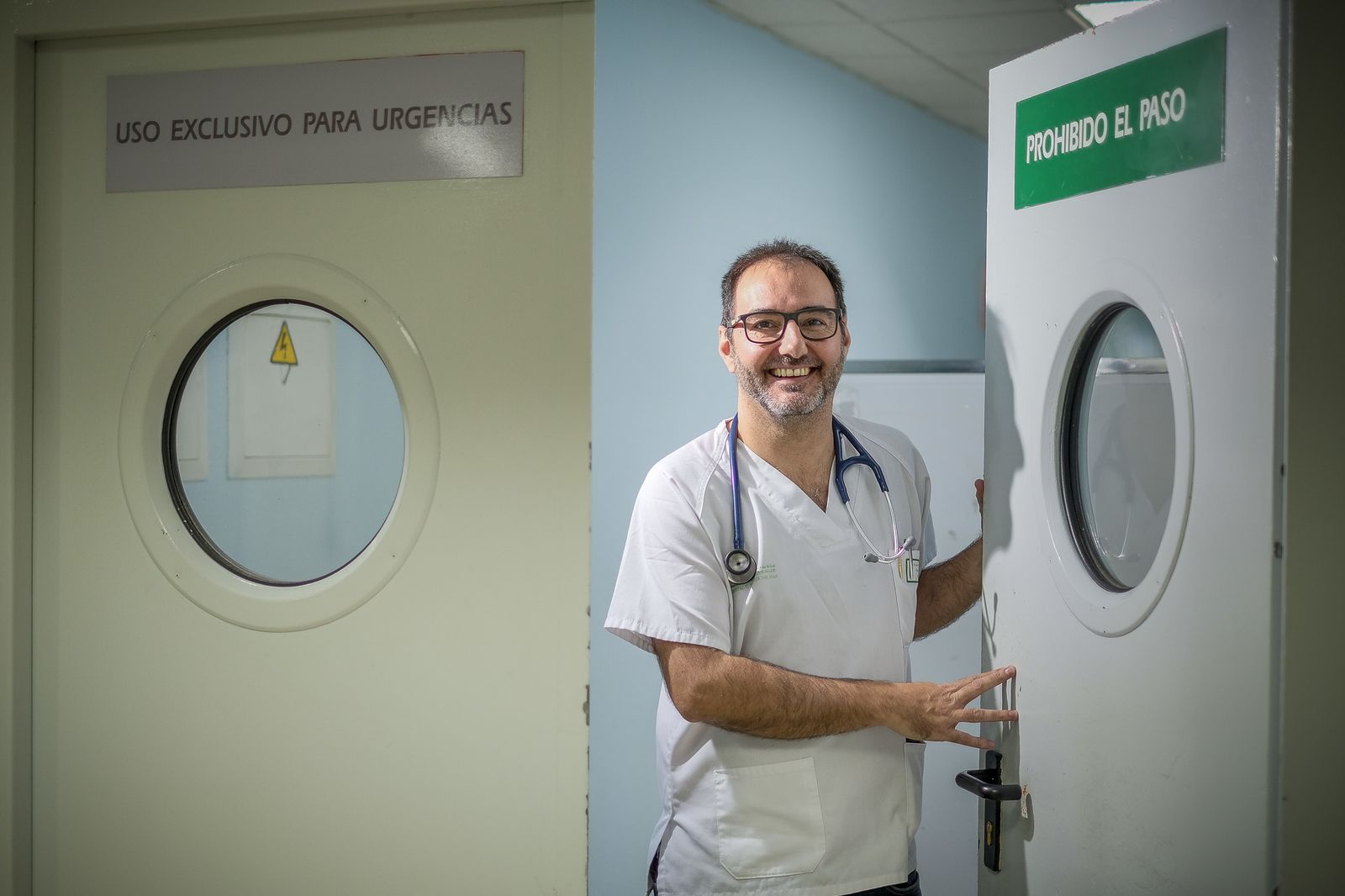 Juan José Juliá Flores en la puerta de acceso al área de Urgencias del Hospital Puerta del Mar.