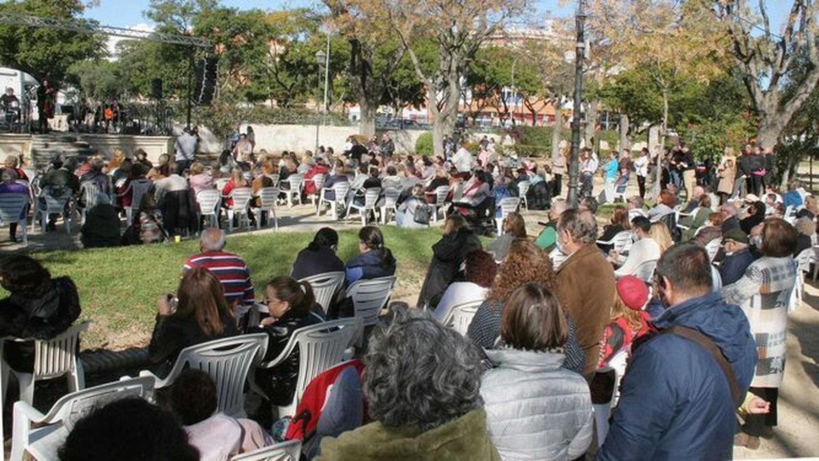 Numerosos vecinos se han dado cita en La Victoria para disfrutar de las actuaciones y actividades.