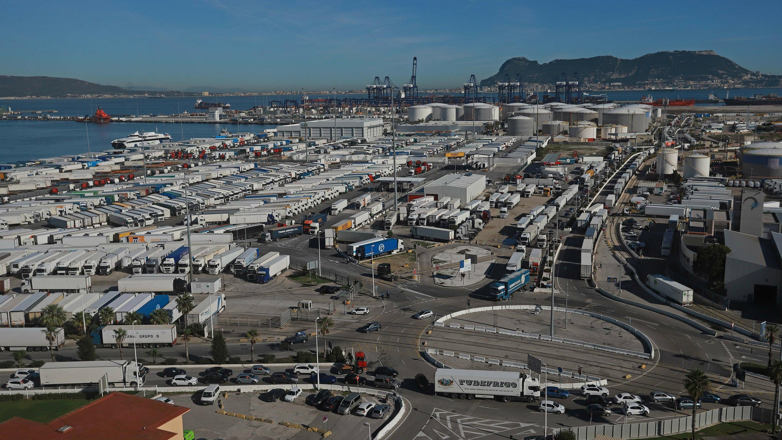 El puerto de Algeciras colapsado de camiones tras el último temporal.