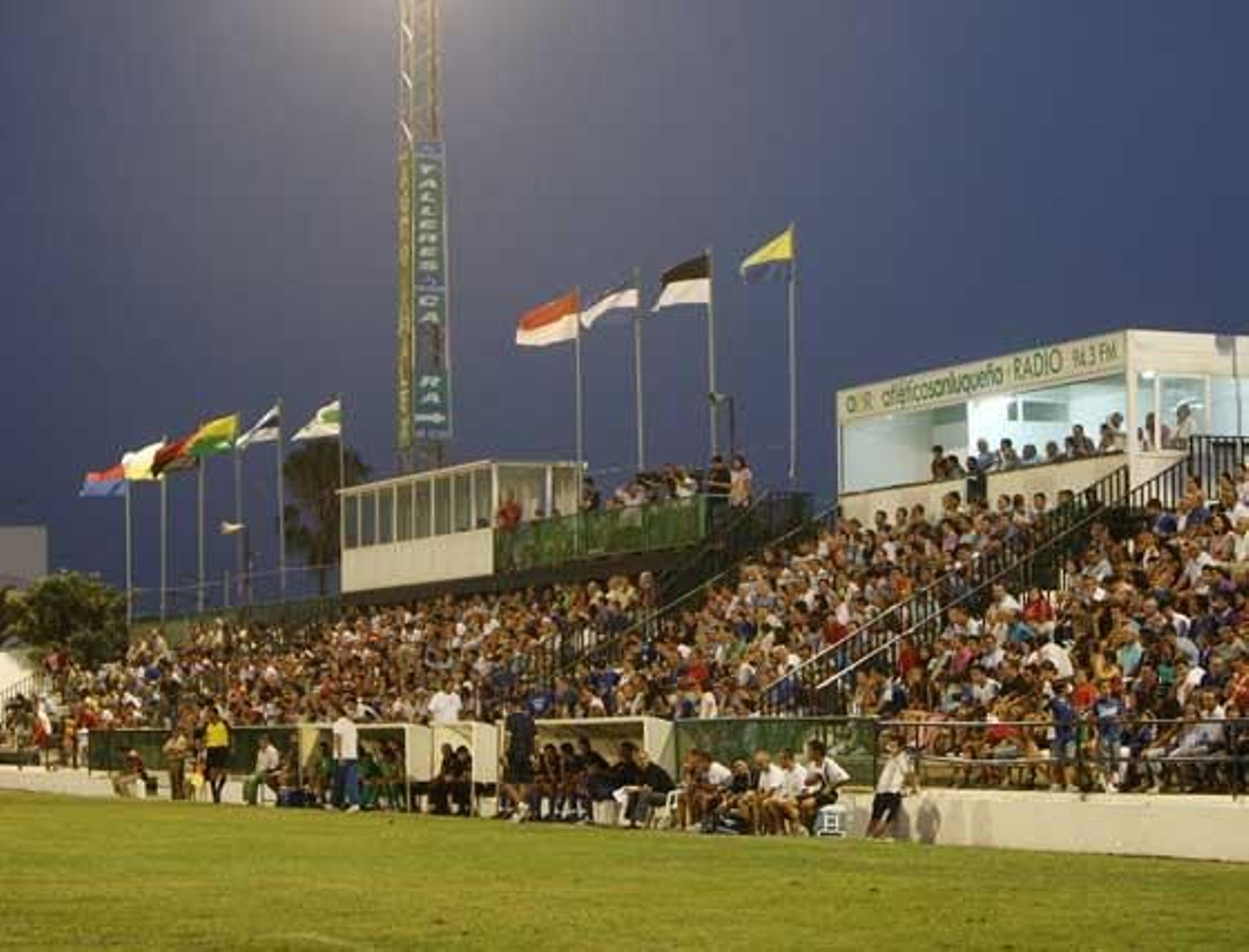 La tribuna se llenó de aficionados locales y visitantes que disfrutaron de la cuarta victoria consecutiva del Xerez en esta pretemporada

Foto: Juan Carlos Toro