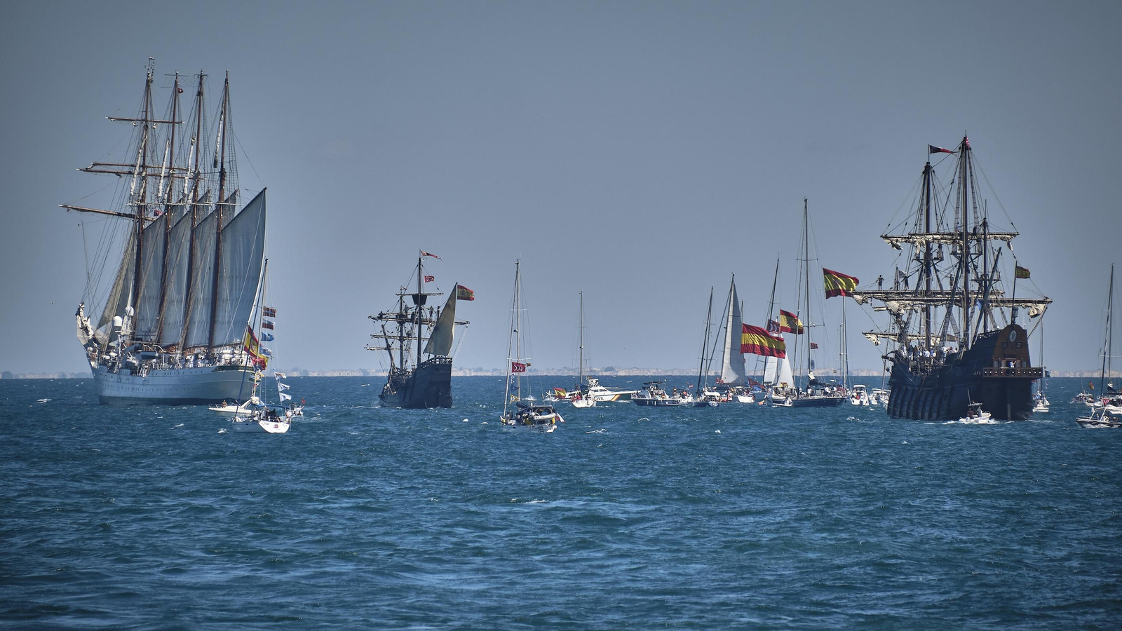 Parada naval y aérea en homenaje a Elcano en aguas de Sanlúcar. Parada naval y aérea en homenaje a Elcano en aguas de Sanlúcar.