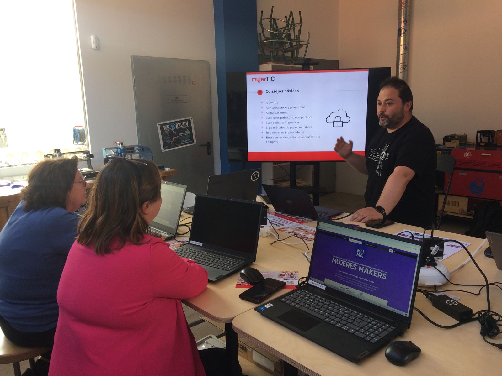 Uno de los talleres de la fundación cibervoluntarios