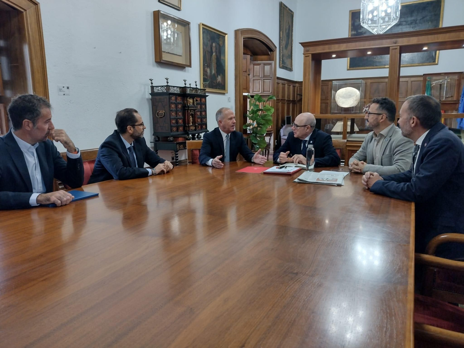 Representantes institucionales en el acuerdo por el que se crea la Cátedra en IA, Sociedad Digital e Innovación Territorial.