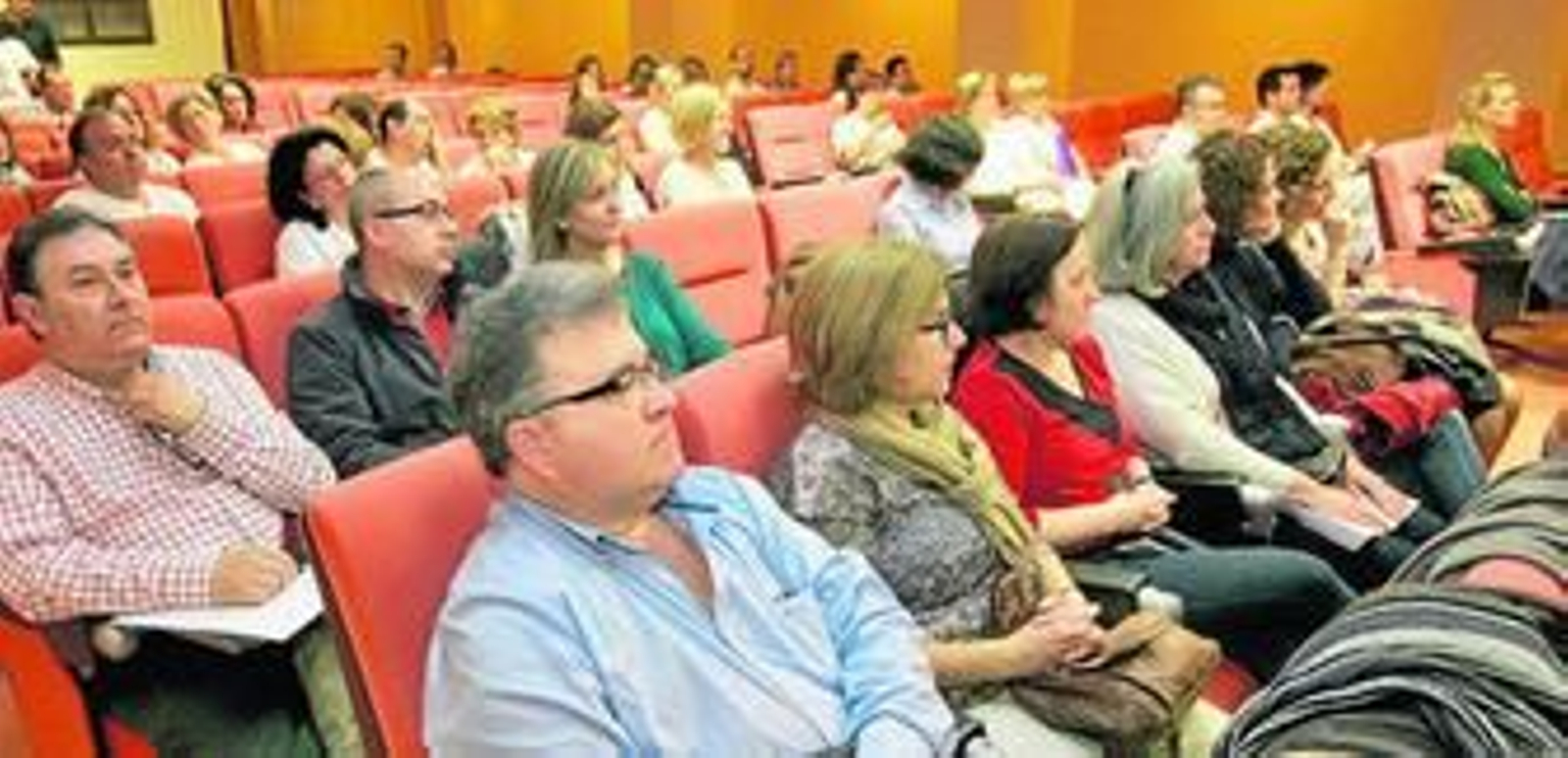Profesionales sanitarios durante la presentación del programa.