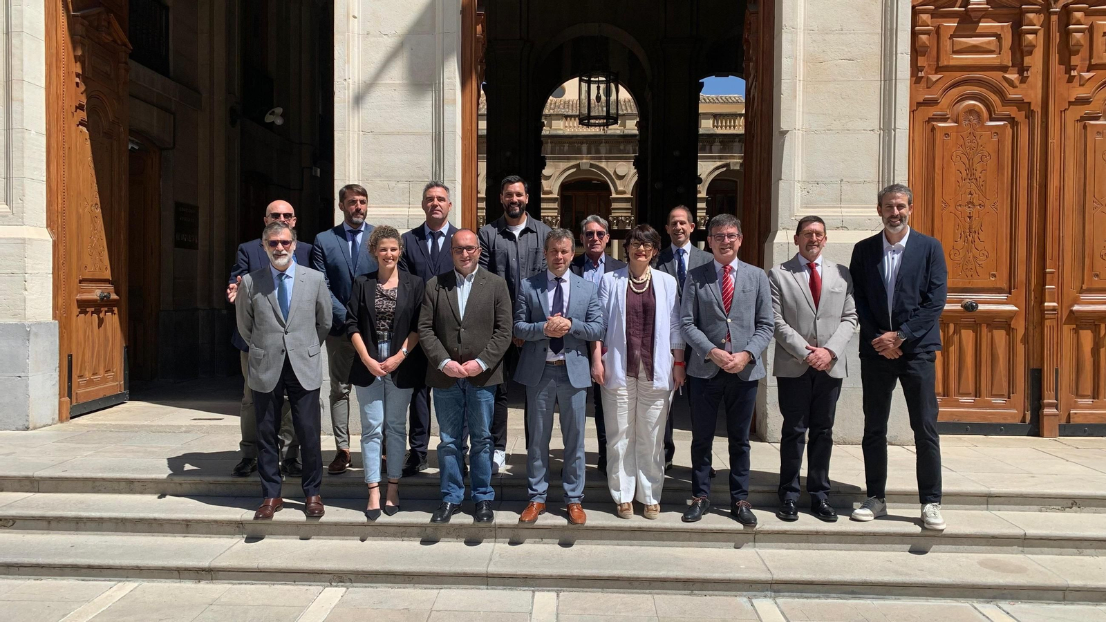 Foto de familia de la presentación de la Fundación Tres por Jaén. Foto de familia de la presentación de la Fundación Tres por Jaén.