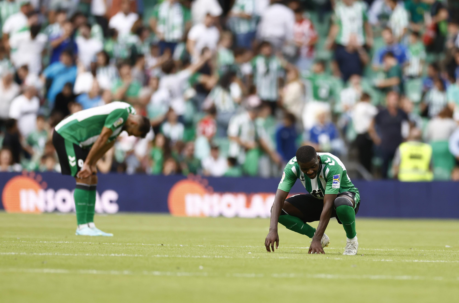 William Carvalho y Borja Iglesias, al fondo, cabizbajos tras la derrota ante el Atlético.