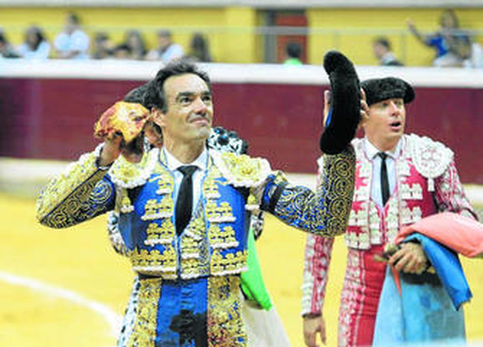 El Cid mostrando la oreja de su segundo ayer en Logroño, tras su redonda actuación en la que sumó dos trofeos.