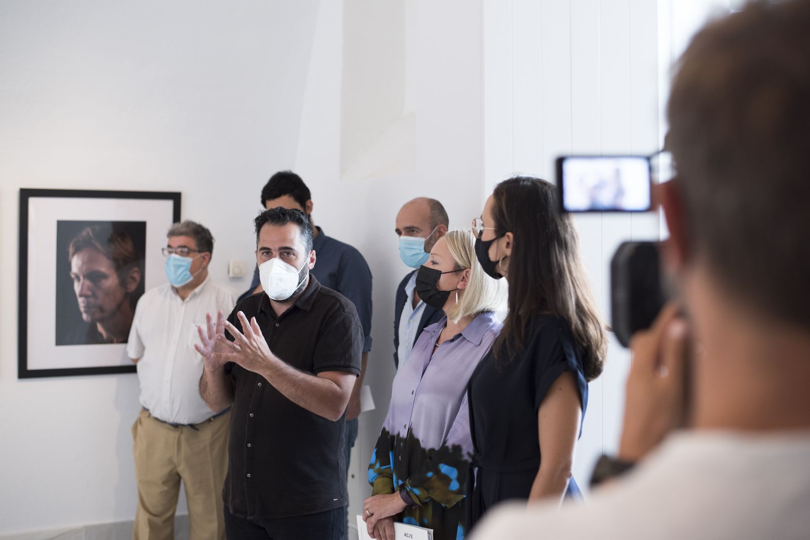 Óscar Fernández Orengo explica su obra en la inauguración de ayer.