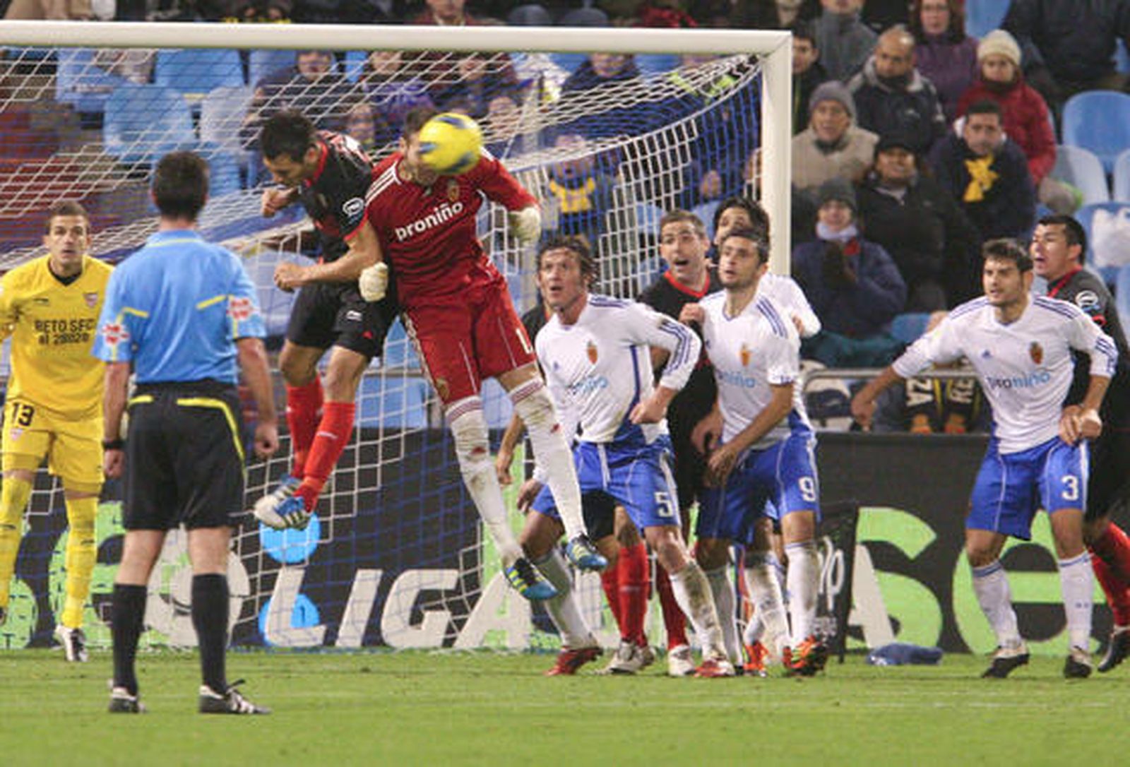 El portero del Zaragoza, Roberto, consigue despejar un centro. / EFE