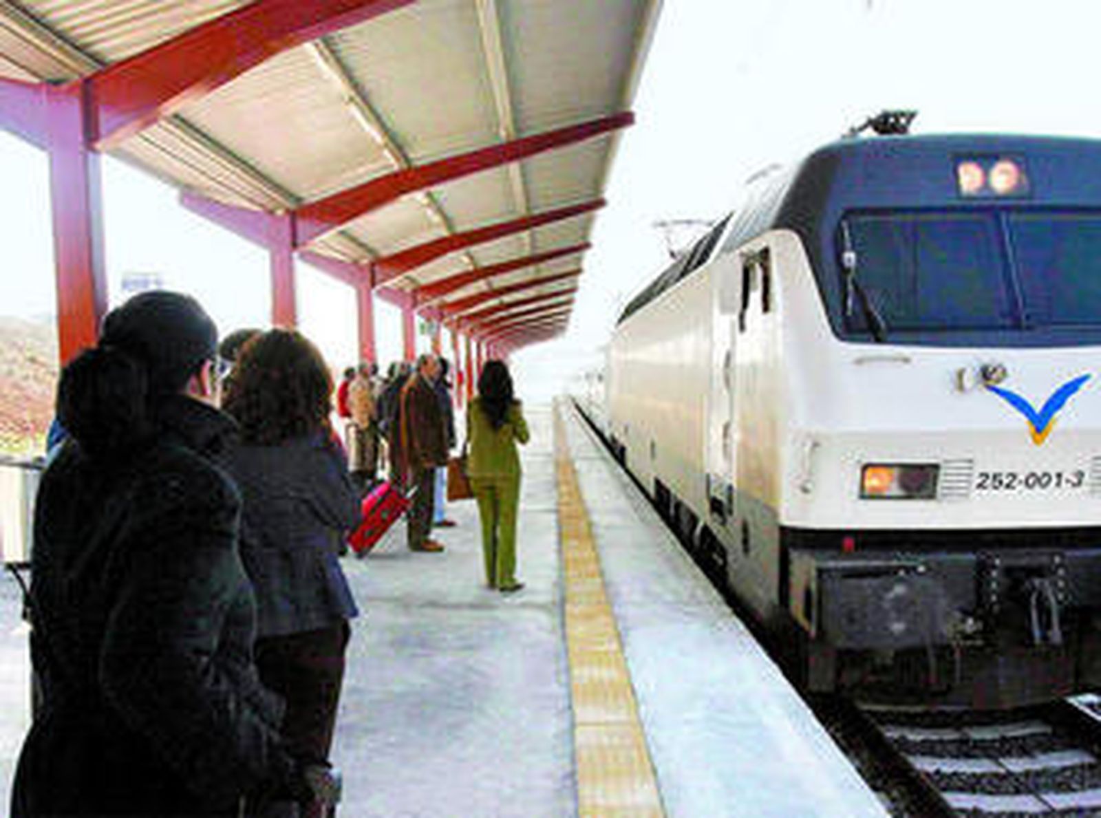 Unos viajeros esperan el tren en la estación del AVE de Puente Genil, en la Campiña Sur.