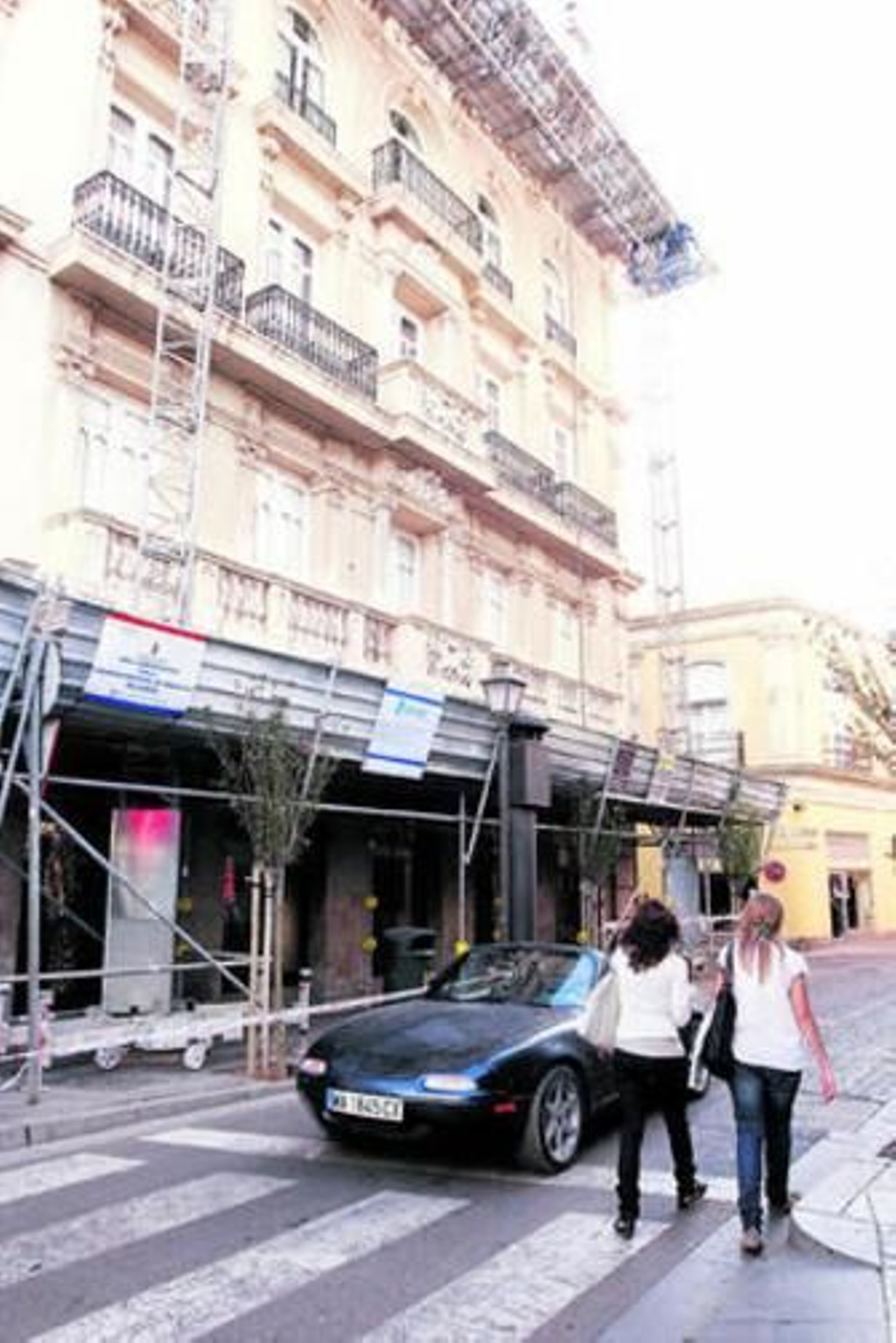 Andamios colocados en la fachada del edificio que mira a la calle Ricardos.