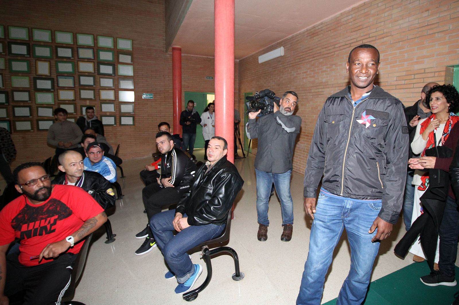 "El Piedra" visita la cárcel de Huelva, en imágenes