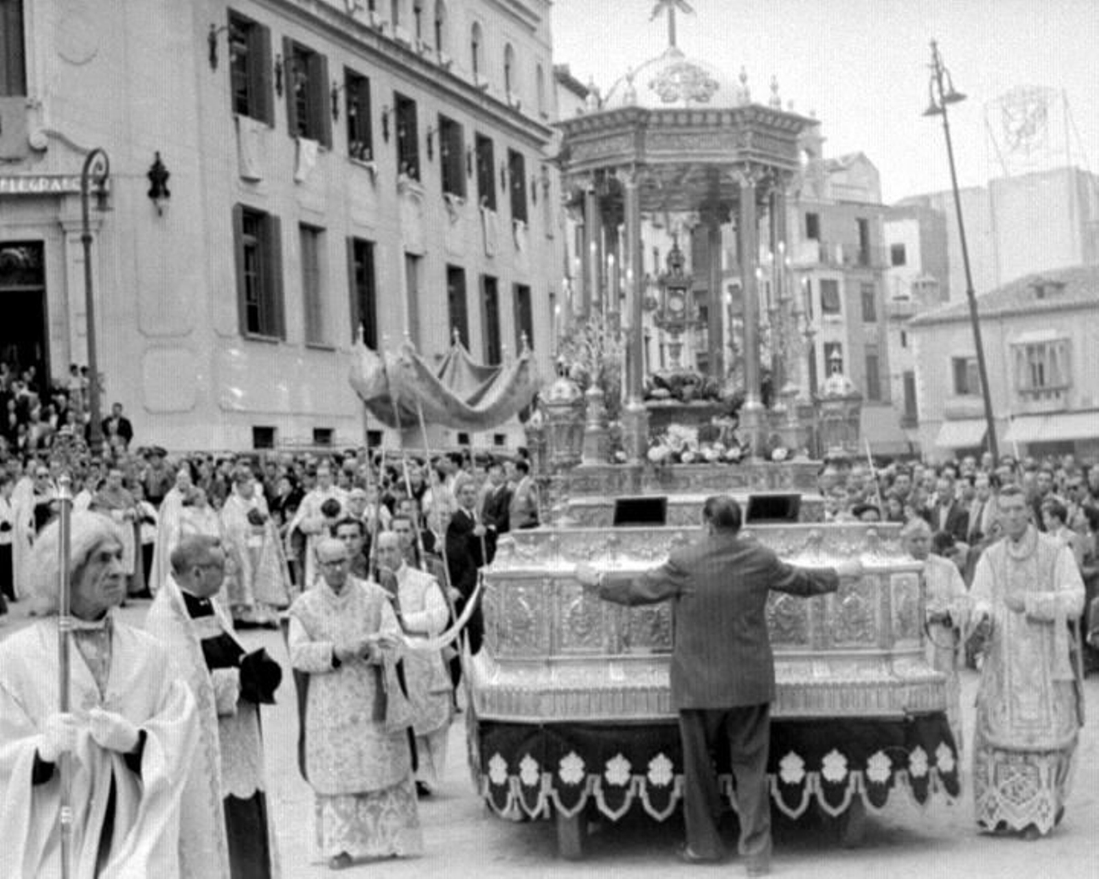 Procesión del Corpus a su paso por la plaza de San Francisco.