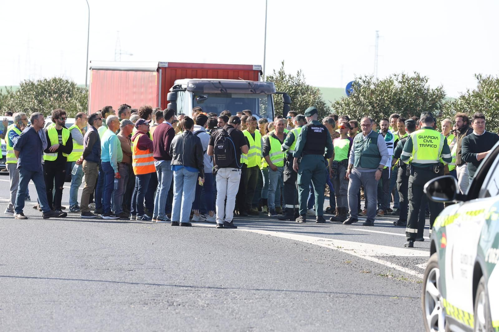 Los agricultores de Huelva cortan la A-49 y provocan el caos: las imágenes del momento