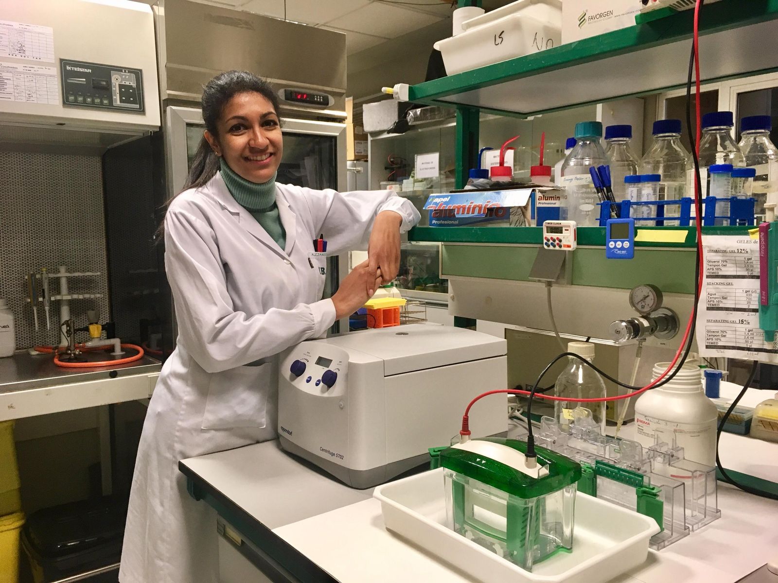 Guerra posa en el laboratorio donde trabaja con su equipo, en el Instituto de Investigaciones Químicas en Sevilla.