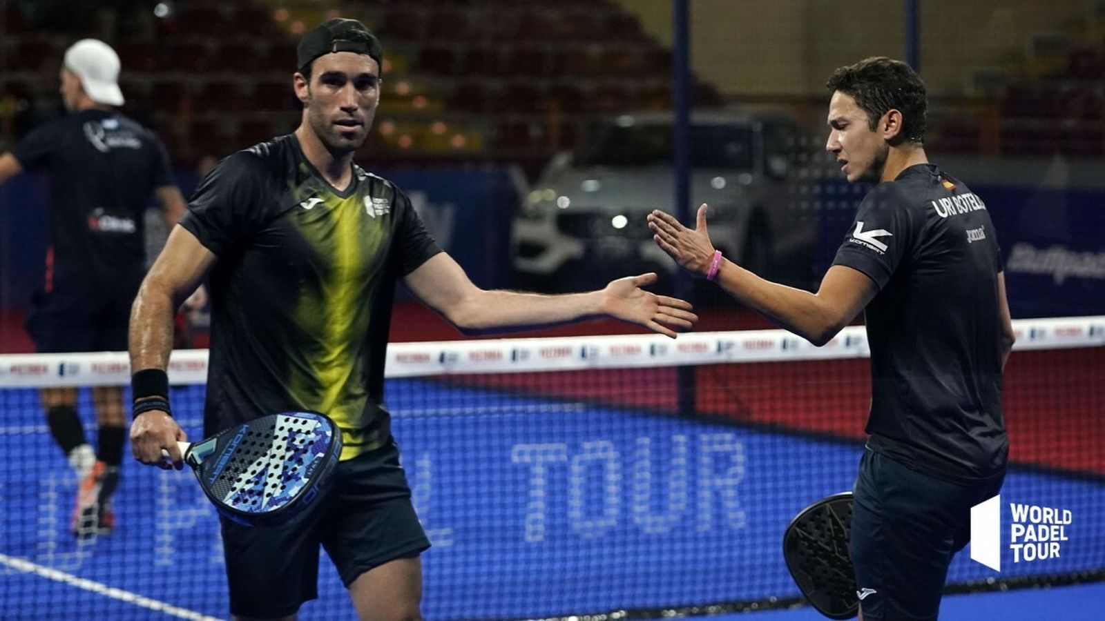 Javi Ruiz y Uri Botello se saludan tras ganar un punto