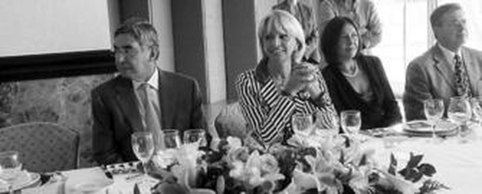 Óscar Arias, Teófila Martínez, María Luisa García Juárez y Marco Vinicio Ruiz, en el Hotel Atlántico.